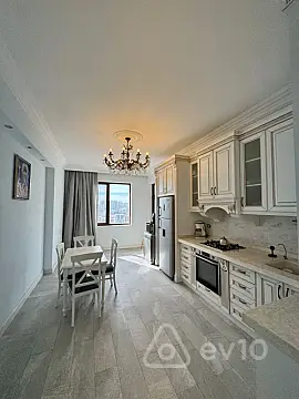 Kirayə verilir 4 otaqlı yeni tikili 200 m²