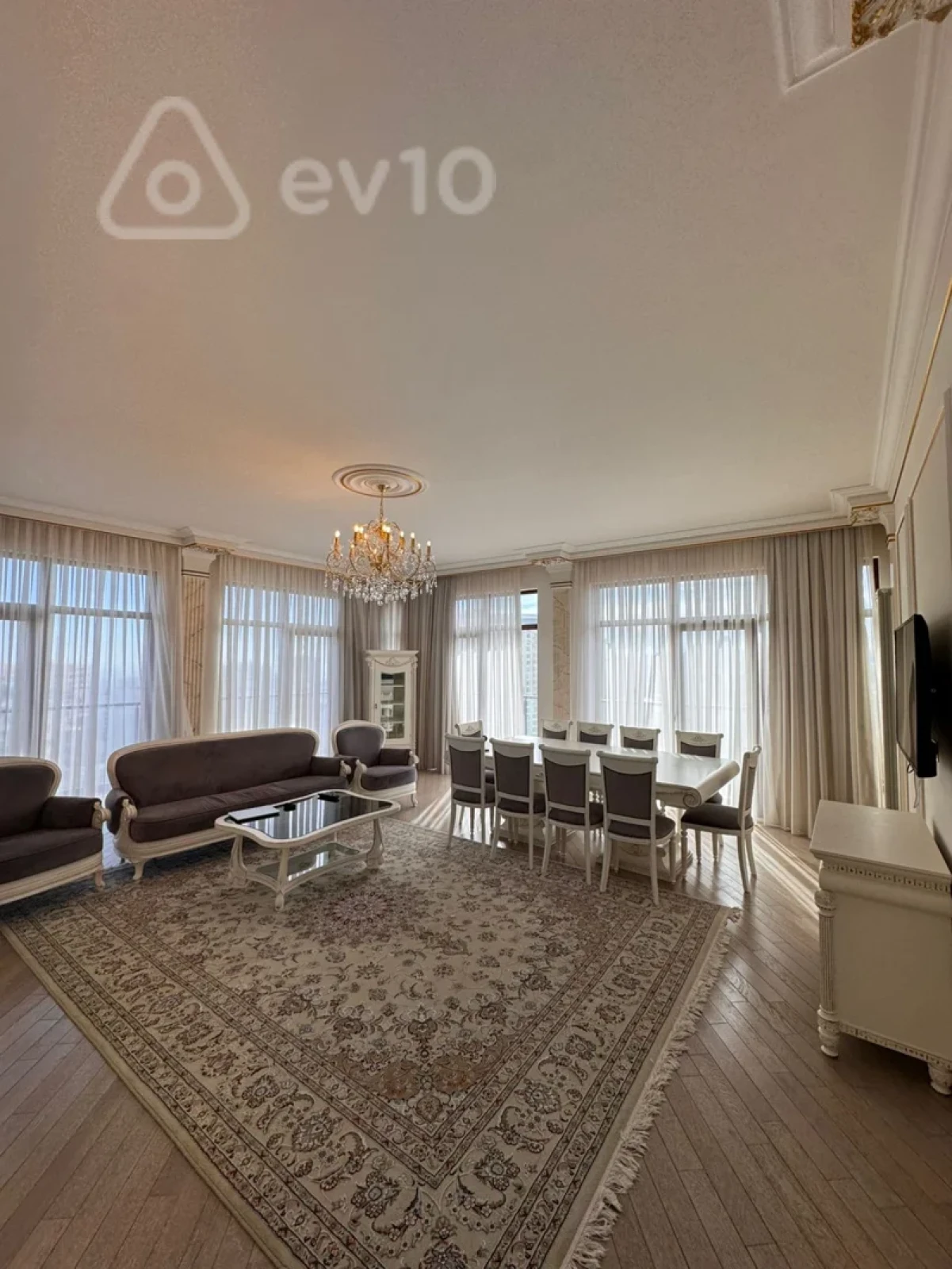 Kirayə verilir 4 otaqlı yeni tikili 200 m²