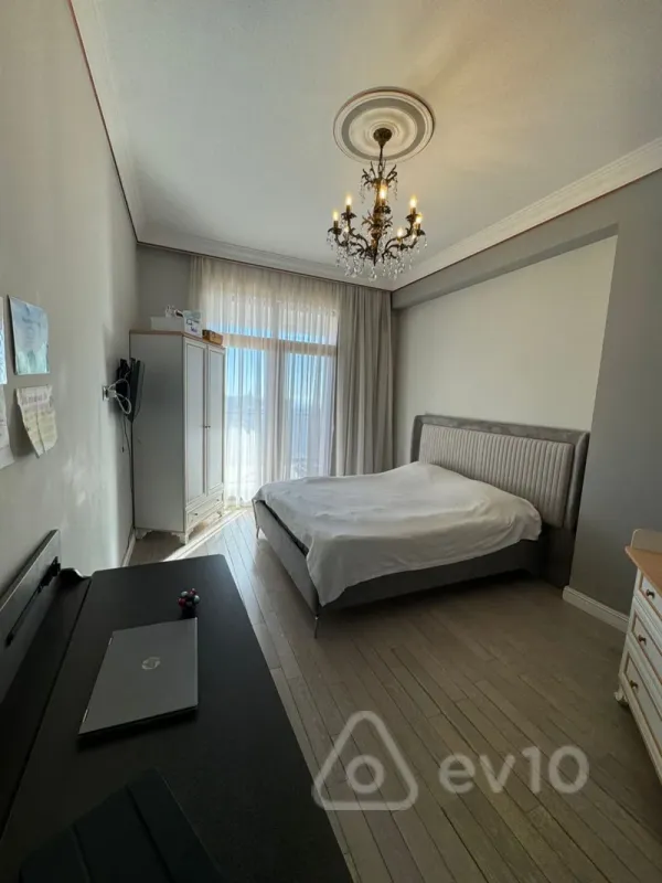 Kirayə verilir 4 otaqlı yeni tikili 200 m²