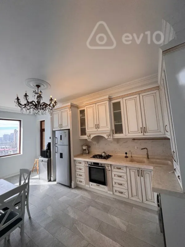 Kirayə verilir 4 otaqlı yeni tikili 200 m²