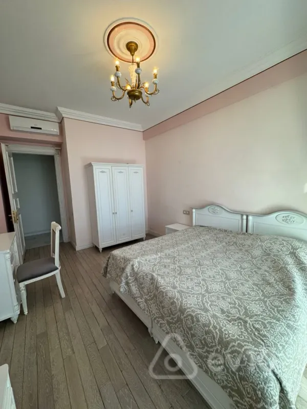 Kirayə verilir 4 otaqlı yeni tikili 200 m²