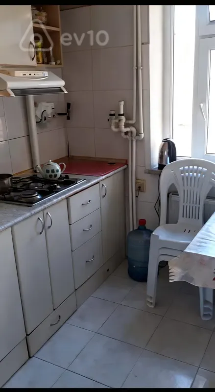 Kirayə verilir 2 otaqlı köhnə tikili 50 m²