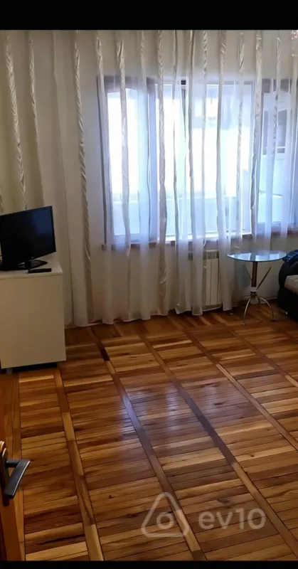 Kirayə verilir 2 otaqlı köhnə tikili 50 m²