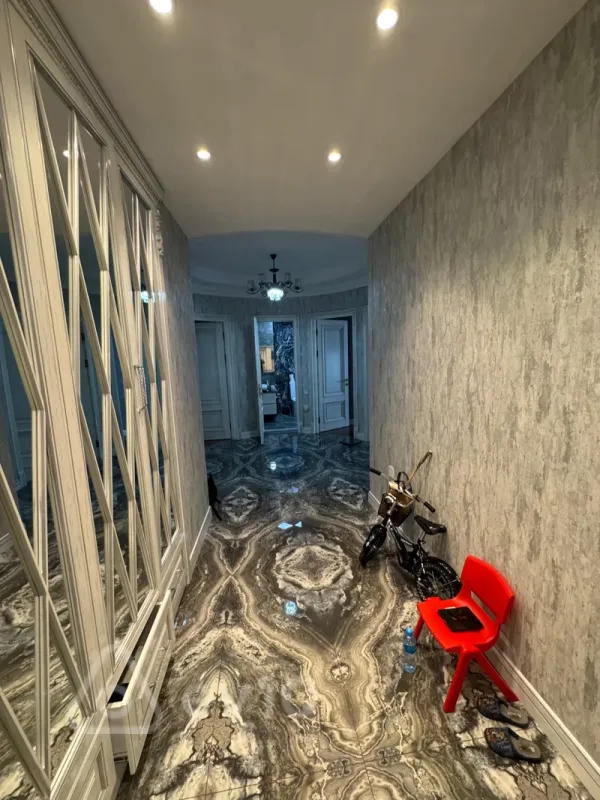 Kirayə verilir 3 otaqlı yeni tikili 140 m²