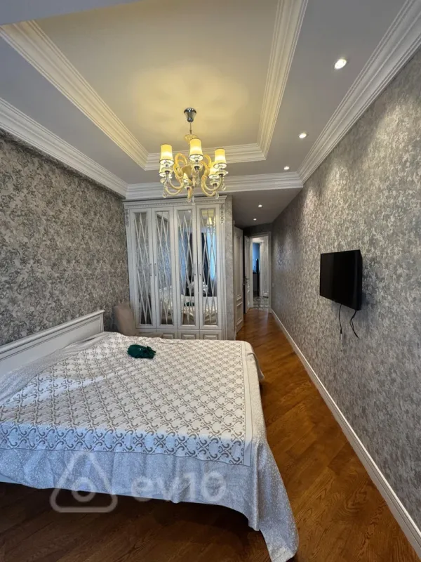 Kirayə verilir 3 otaqlı yeni tikili 140 m²