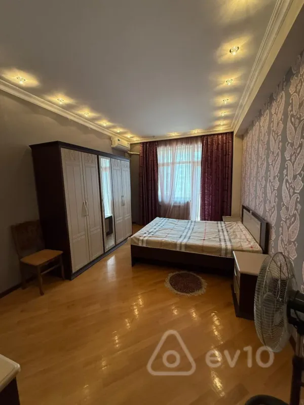 Kirayə verilir 4 otaqlı yeni tikili 200 m²