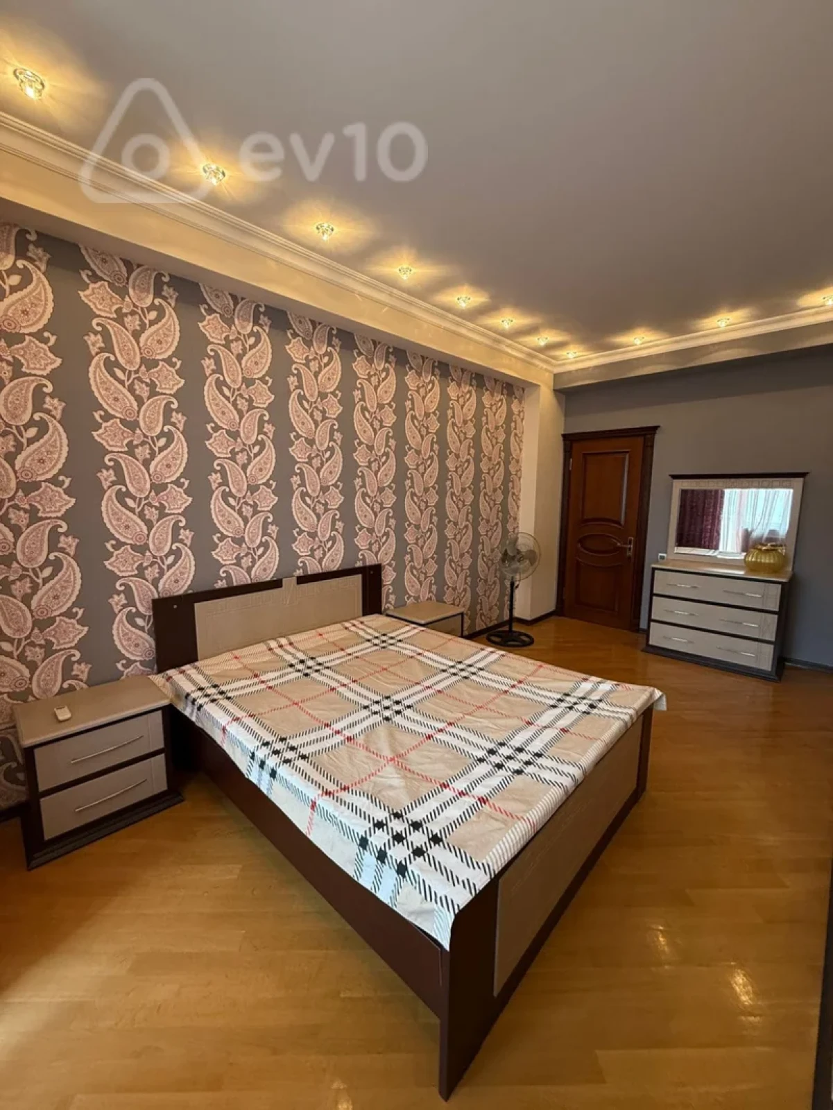 Kirayə verilir 4 otaqlı yeni tikili 200 m²