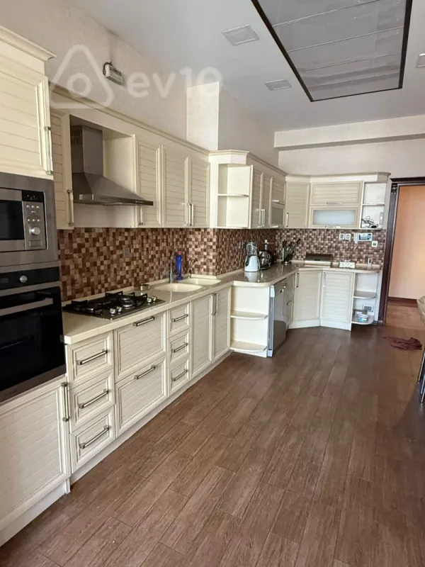 Kirayə verilir 4 otaqlı yeni tikili 200 m²