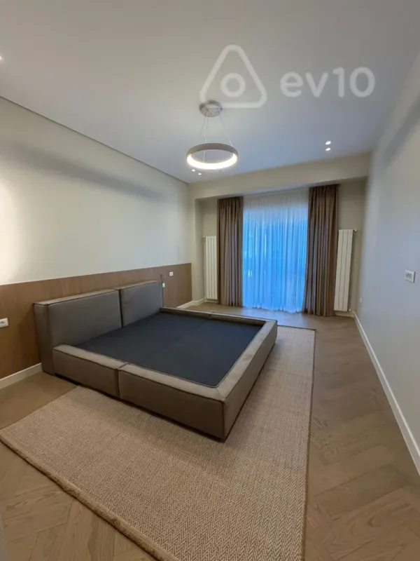 Kirayə verilir 5 otaqlı yeni tikili 220 m²