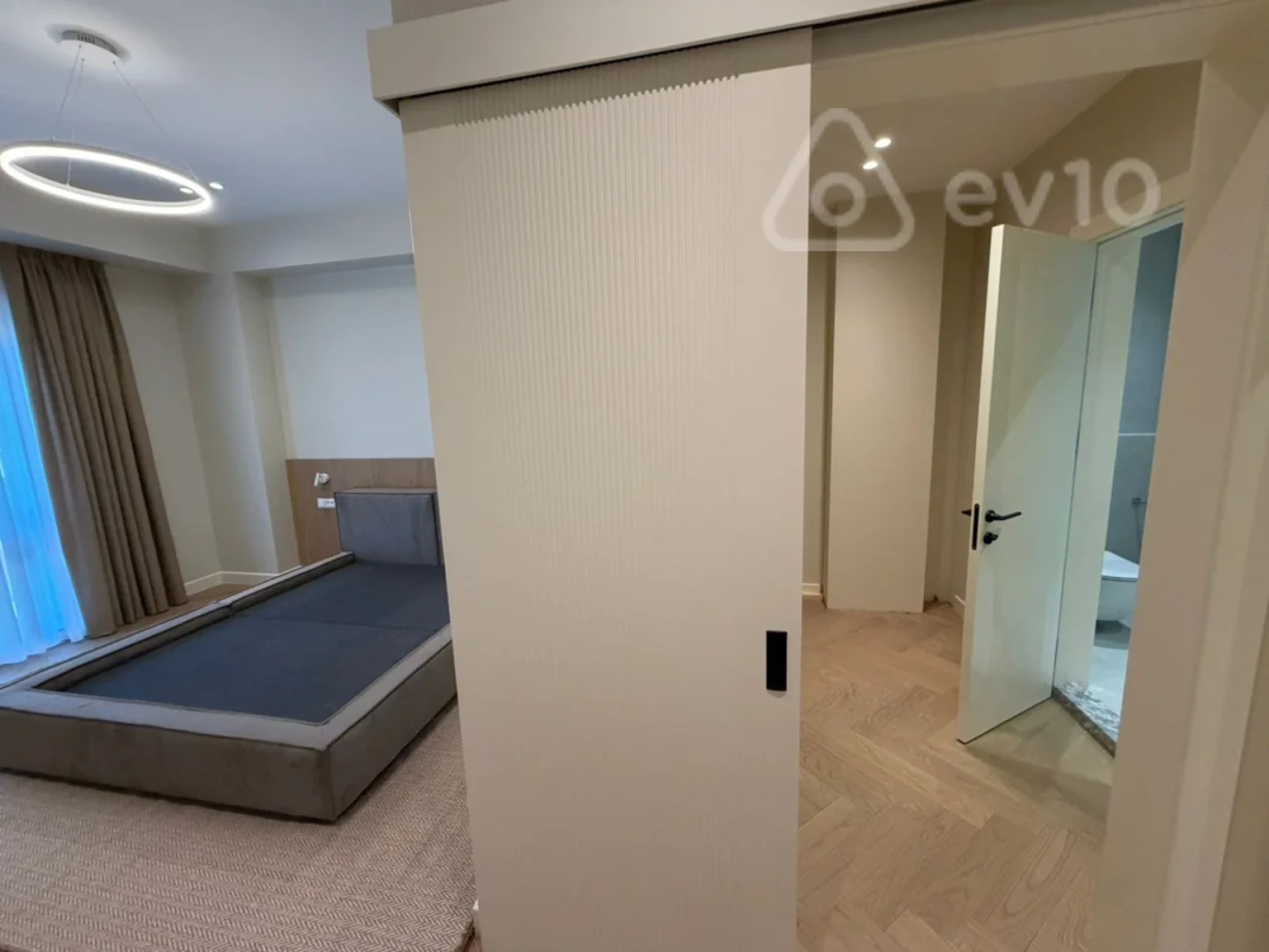 Kirayə verilir 5 otaqlı yeni tikili 220 m²