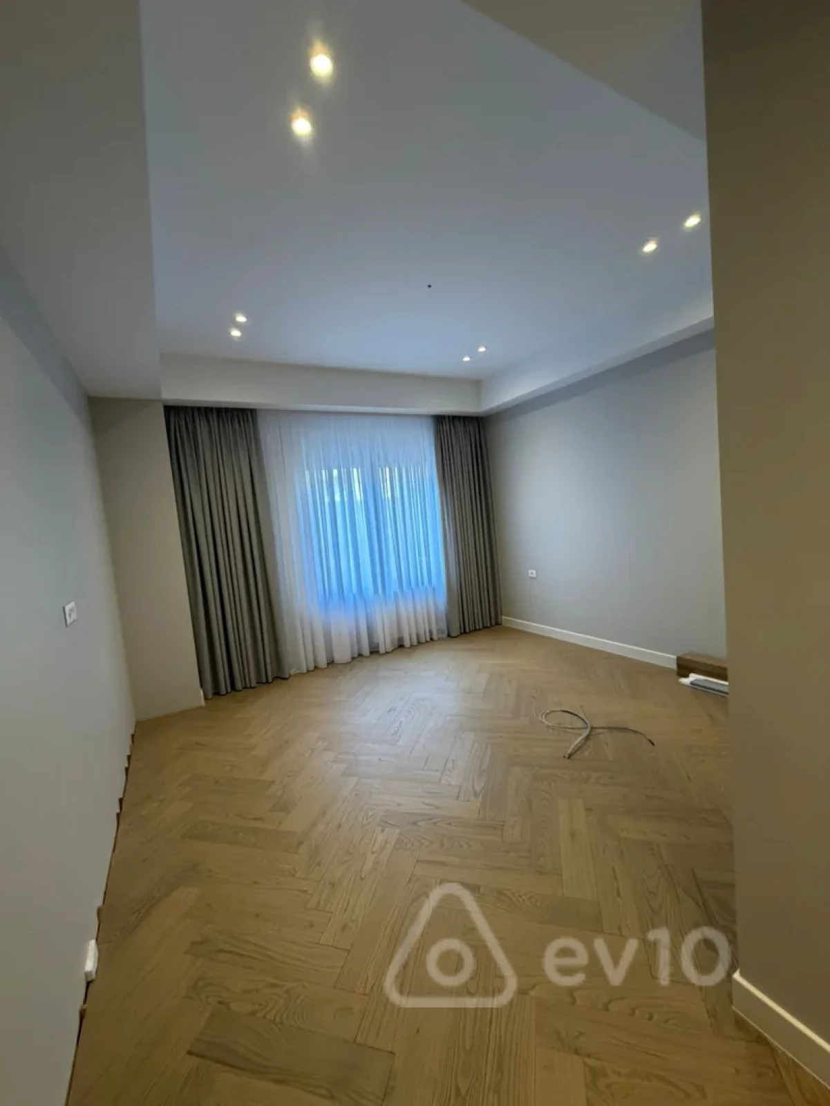 Kirayə verilir 5 otaqlı yeni tikili 220 m²