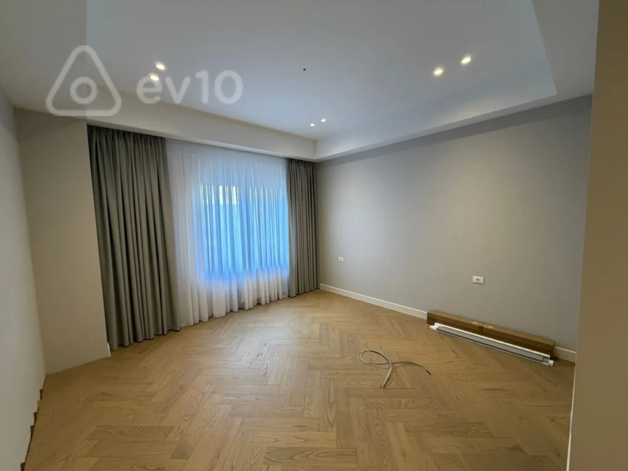 Kirayə verilir 5 otaqlı yeni tikili 220 m²