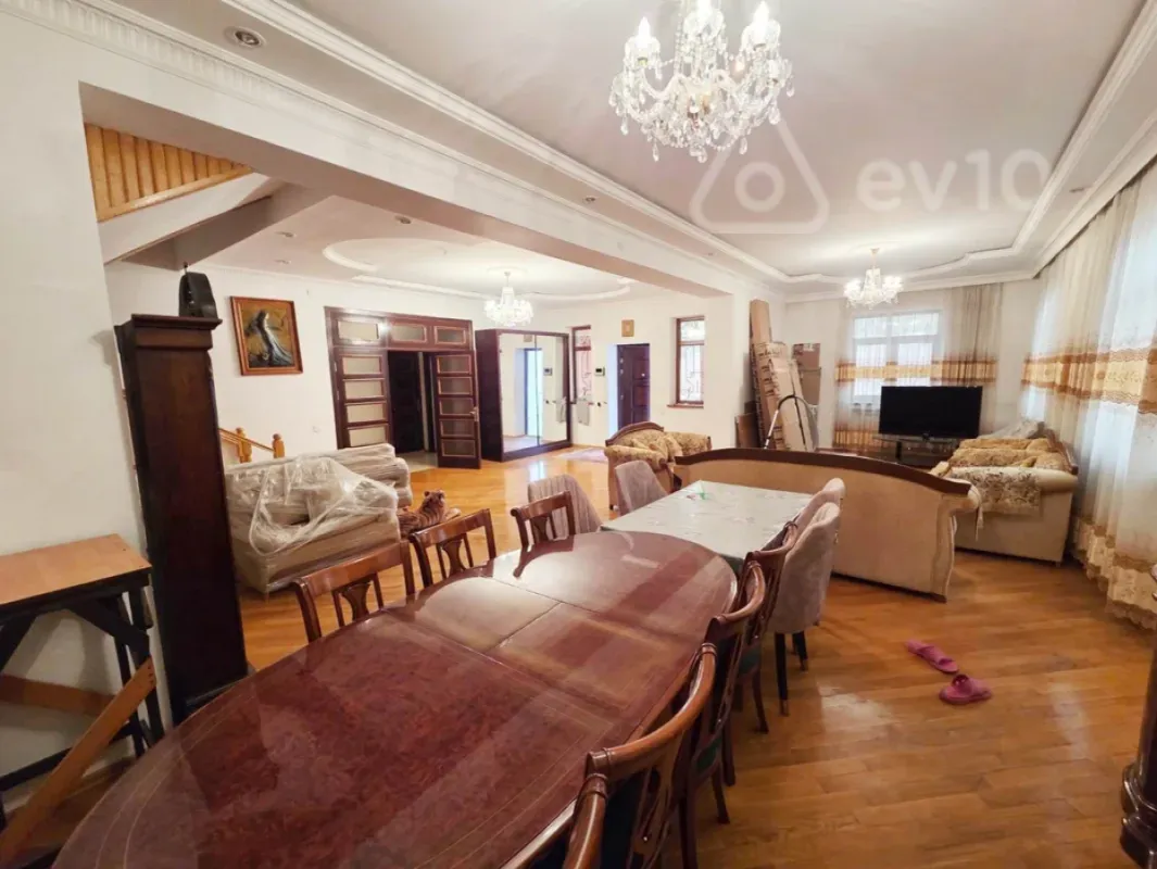 Kirayə verilir 7 otaqlı həyət evi 300 m²