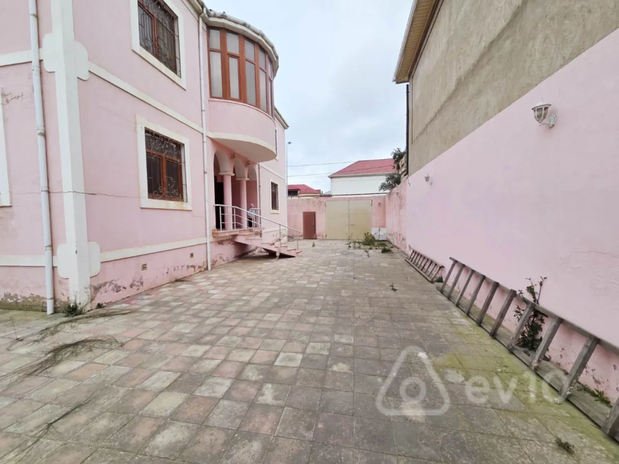 Kirayə verilir 7 otaqlı həyət evi 300 m²