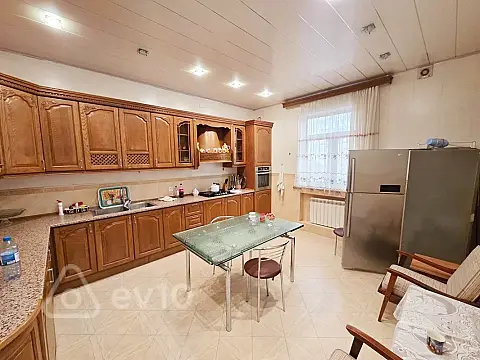 Kirayə verilir 7 otaqlı həyət evi 300 m²