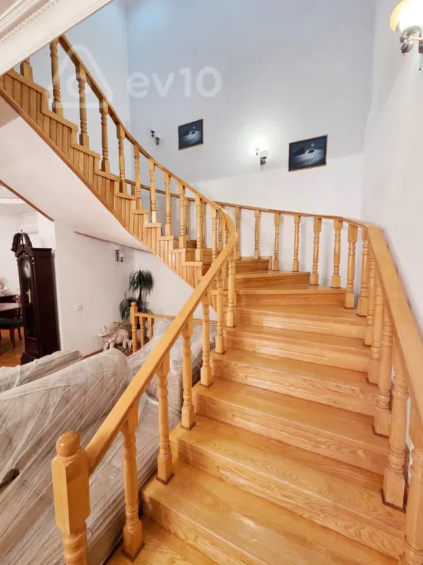 Kirayə verilir 7 otaqlı həyət evi 300 m²