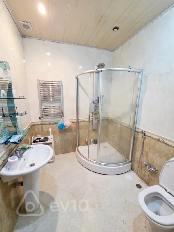 Kirayə verilir 7 otaqlı həyət evi 300 m²