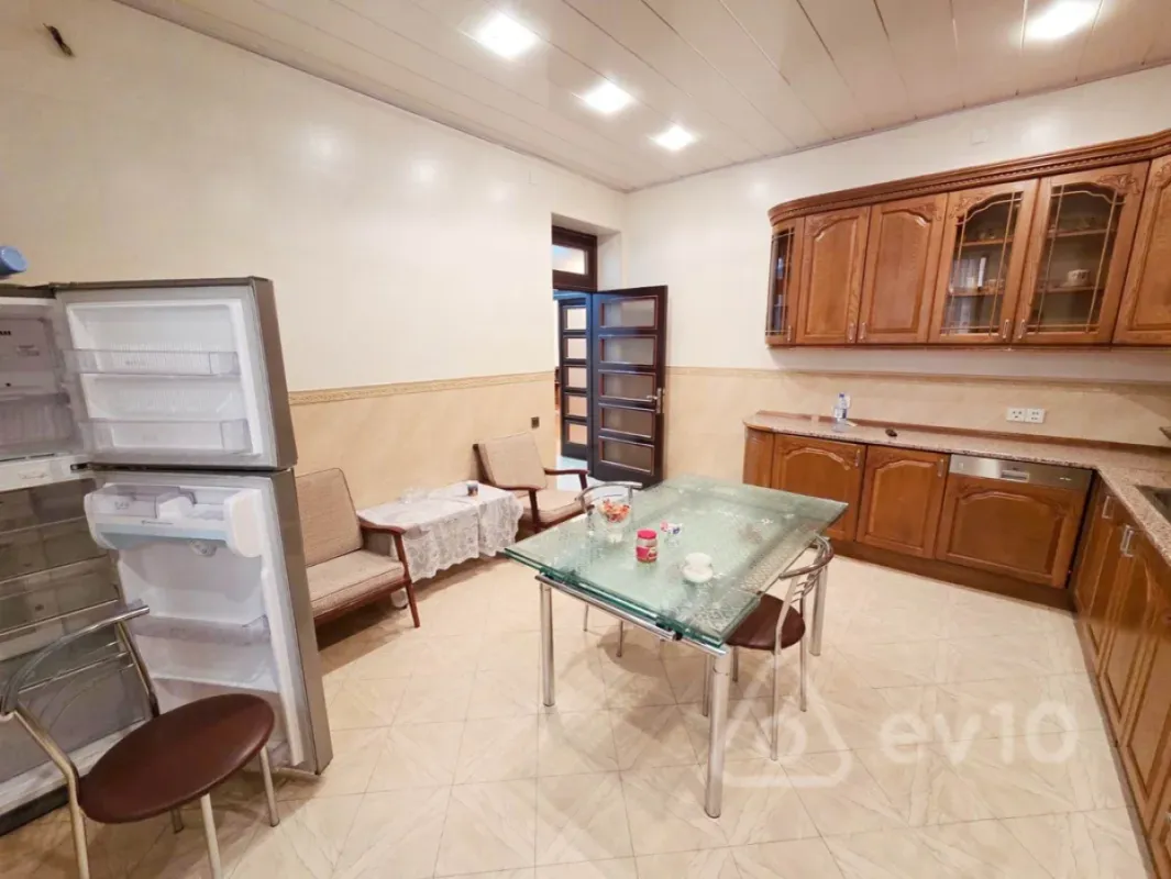 Kirayə verilir 7 otaqlı həyət evi 300 m²