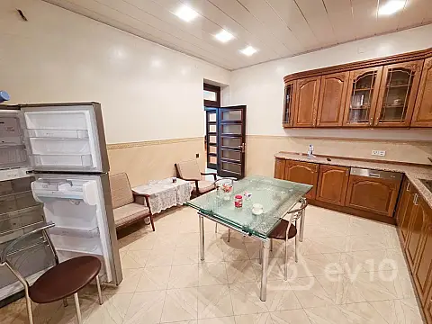 Kirayə verilir 7 otaqlı həyət evi 300 m²