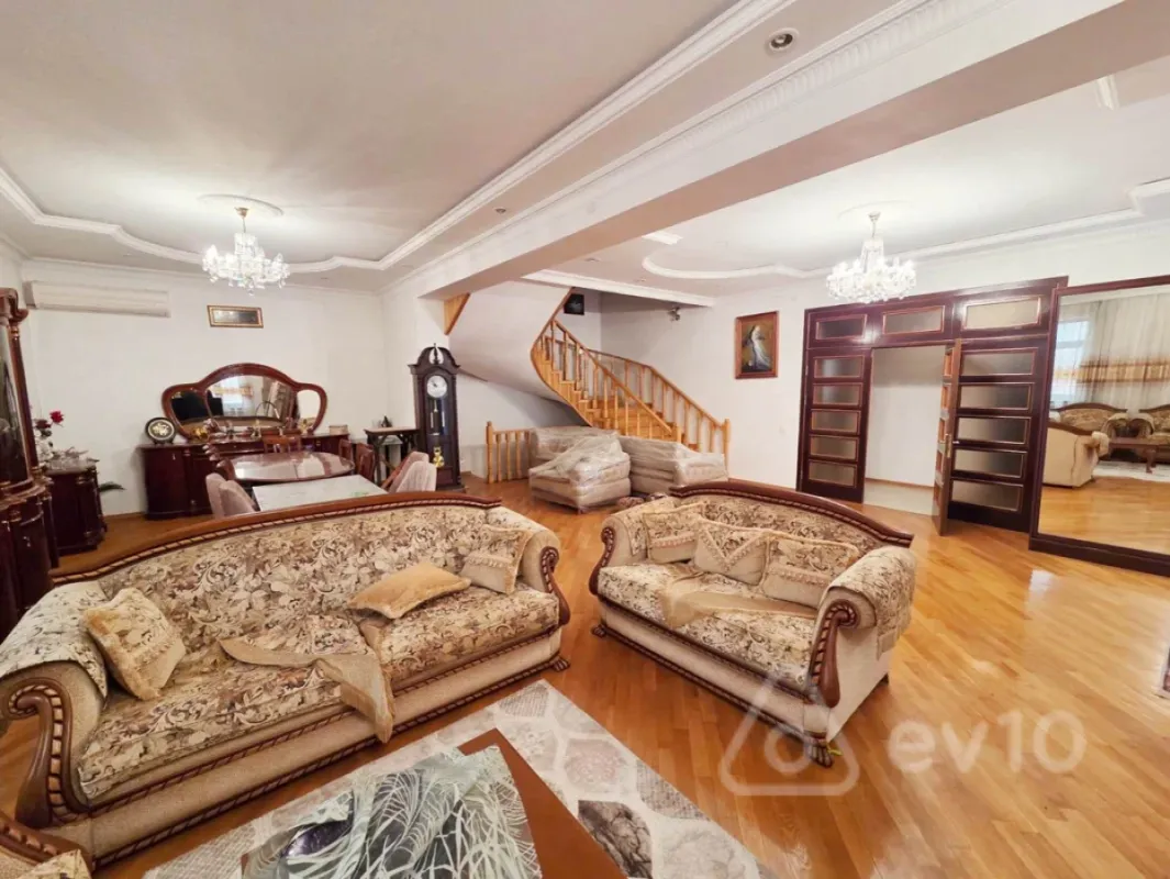 Kirayə verilir 7 otaqlı həyət evi 300 m²