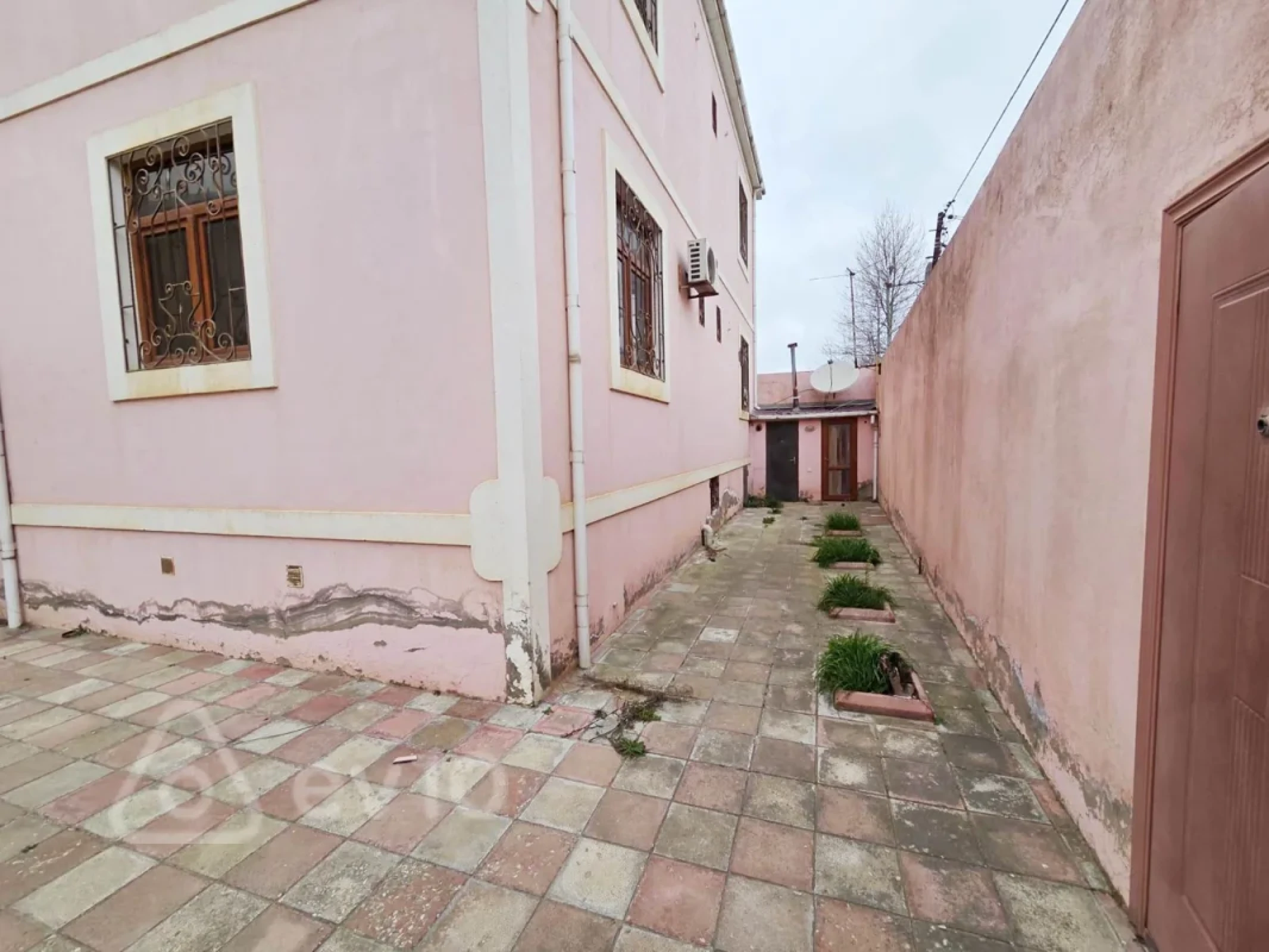 Kirayə verilir 7 otaqlı həyət evi 300 m²