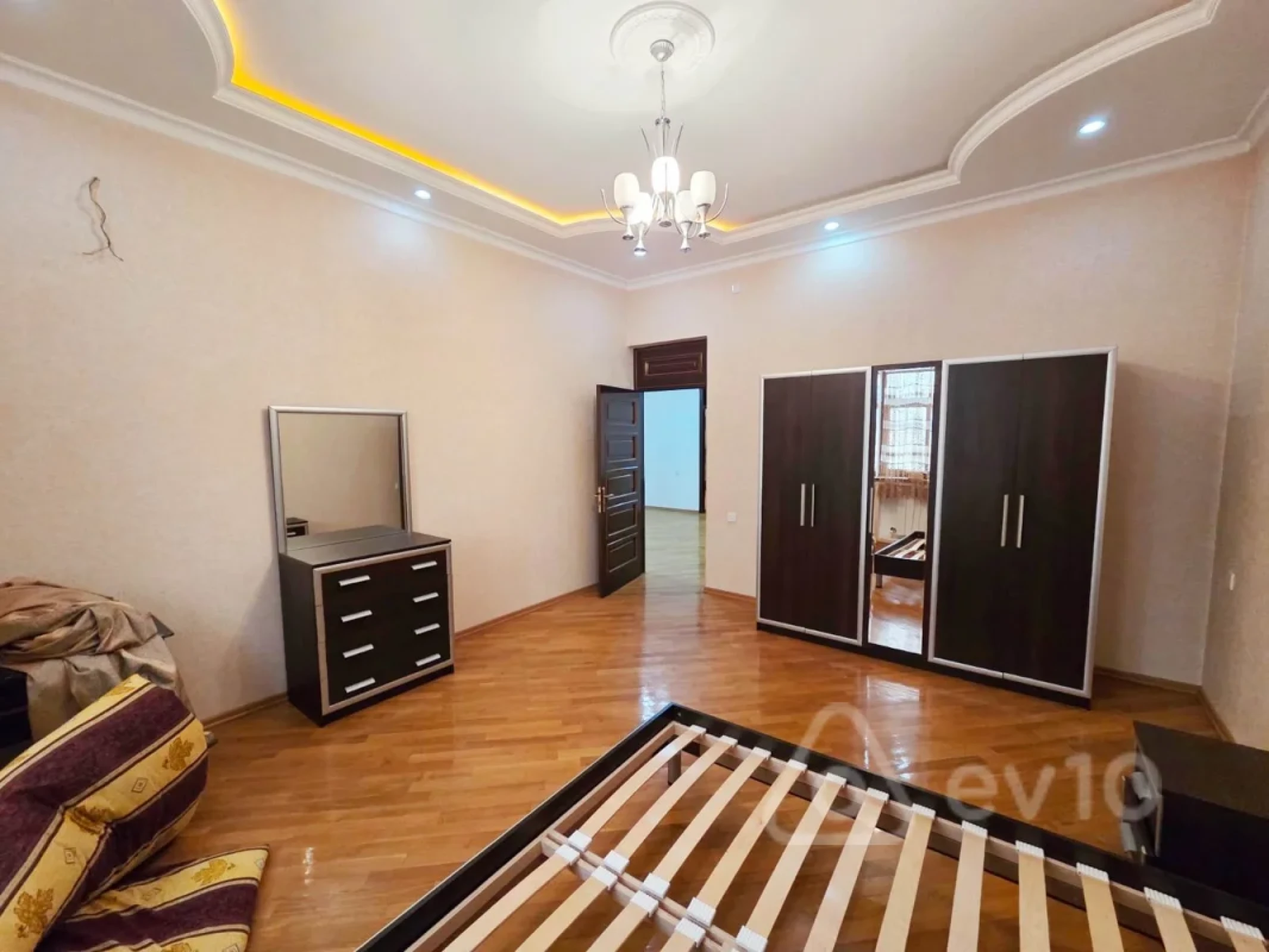 Kirayə verilir 7 otaqlı həyət evi 300 m²