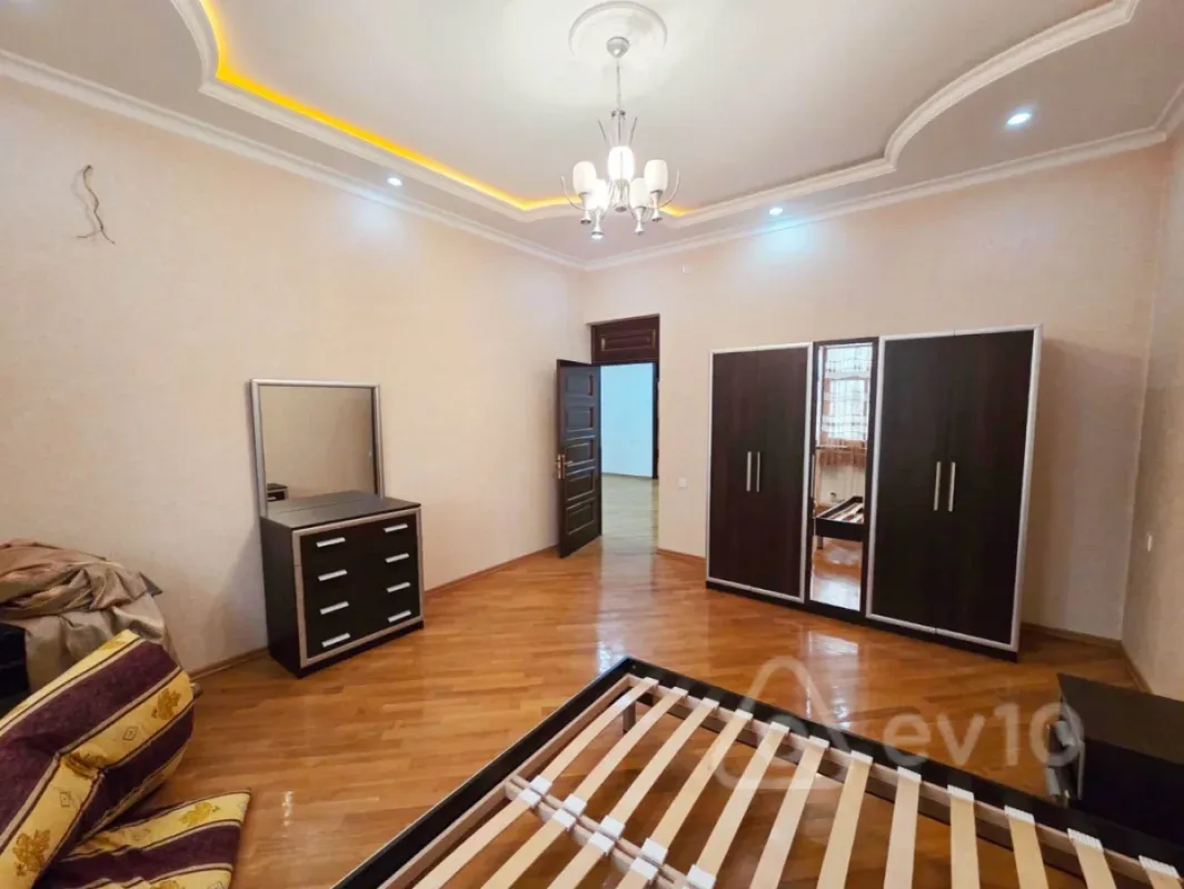 Kirayə verilir 7 otaqlı həyət evi 300 m²