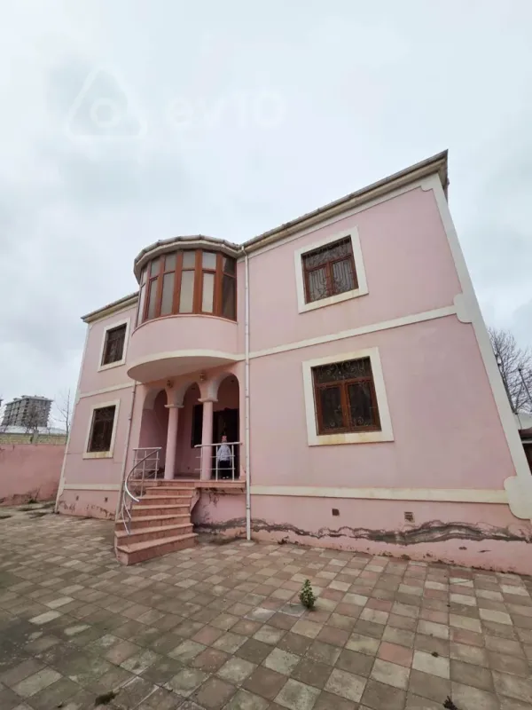 Kirayə verilir 7 otaqlı həyət evi 300 m²