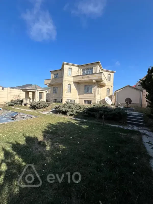 Satılır 8 otaqlı həyət evi 660 m²