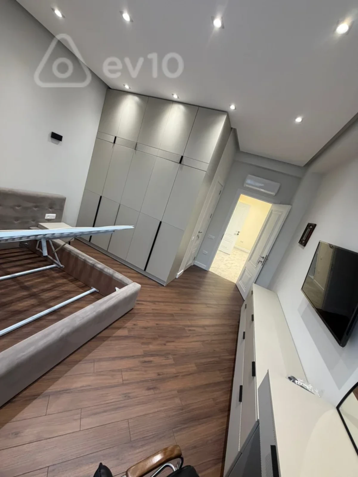 Kirayə verilir 3 otaqlı yeni tikili 160 m²