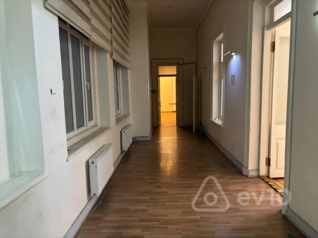 Kirayə verilir 8 otaqlı ofis 365 m²
