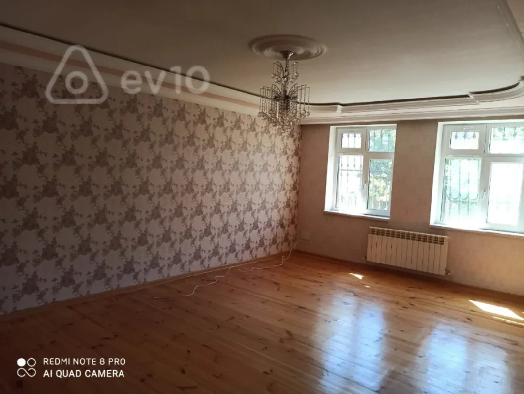 Satılır 8 otaqlı həyət evi 300 m²