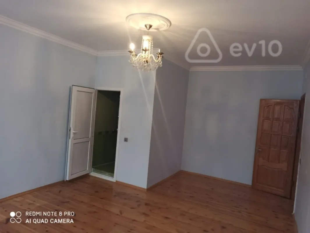 Satılır 8 otaqlı həyət evi 300 m²