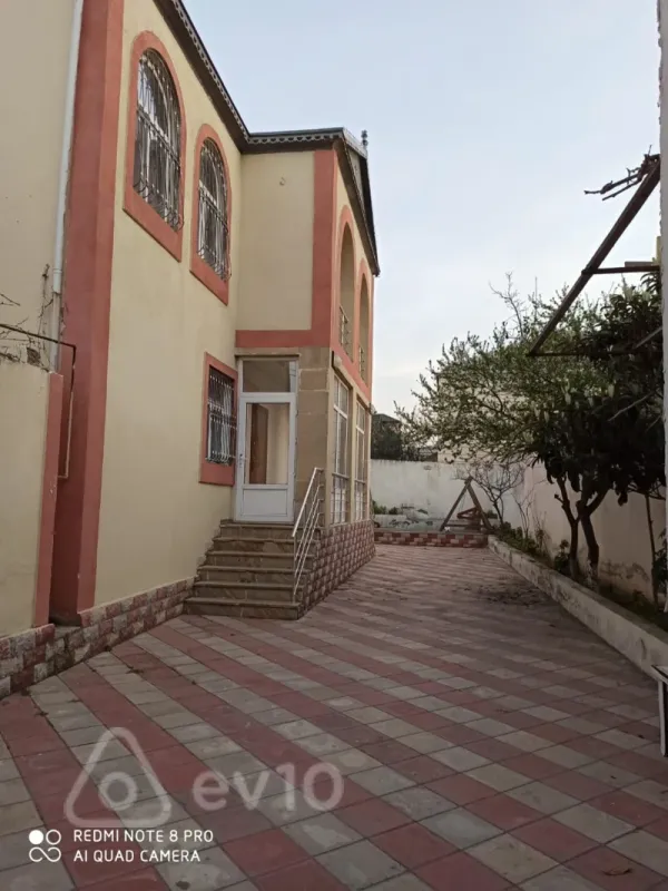 Satılır 8 otaqlı həyət evi 300 m²