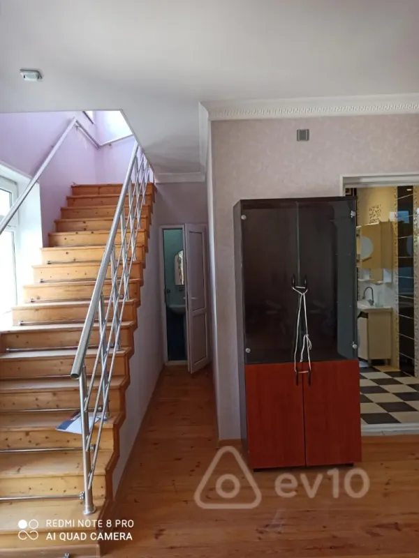 Satılır 8 otaqlı həyət evi 300 m²