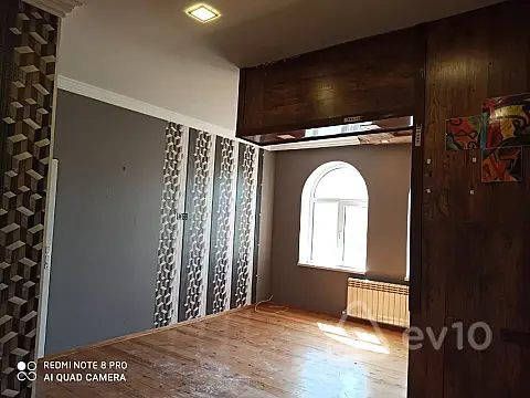 Satılır 8 otaqlı həyət evi 300 m²
