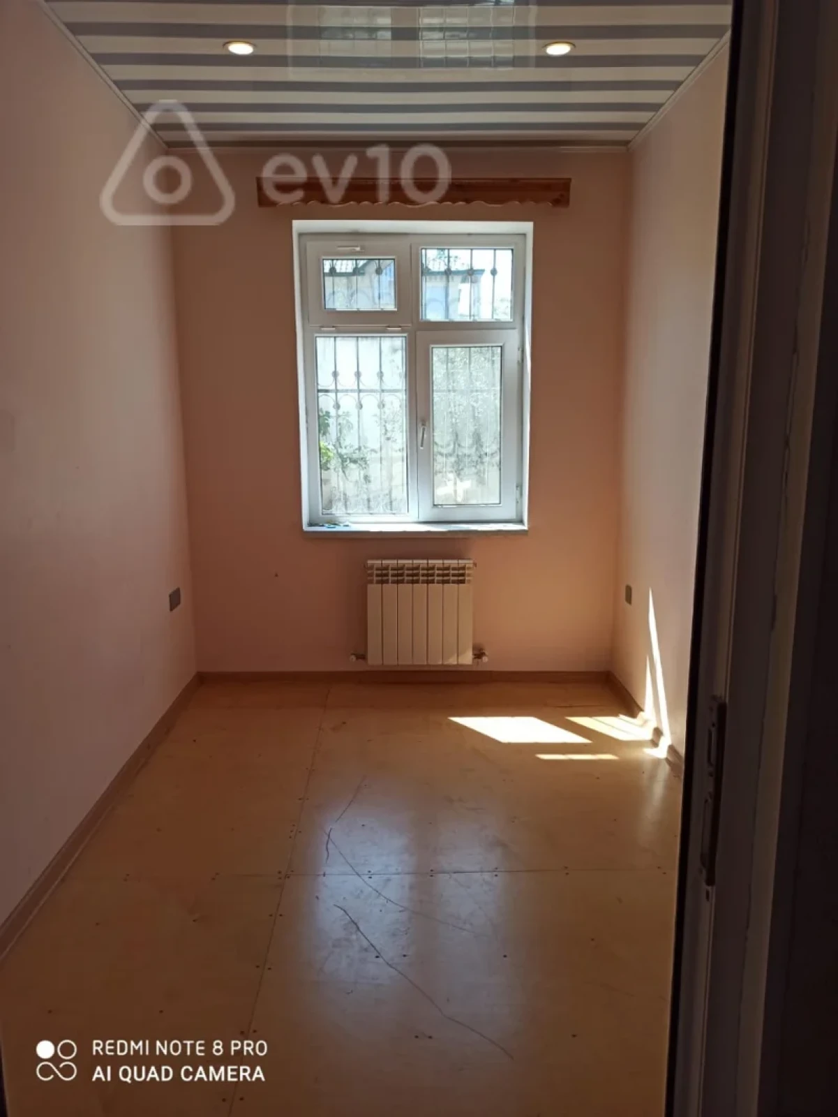 Satılır 8 otaqlı həyət evi 300 m²