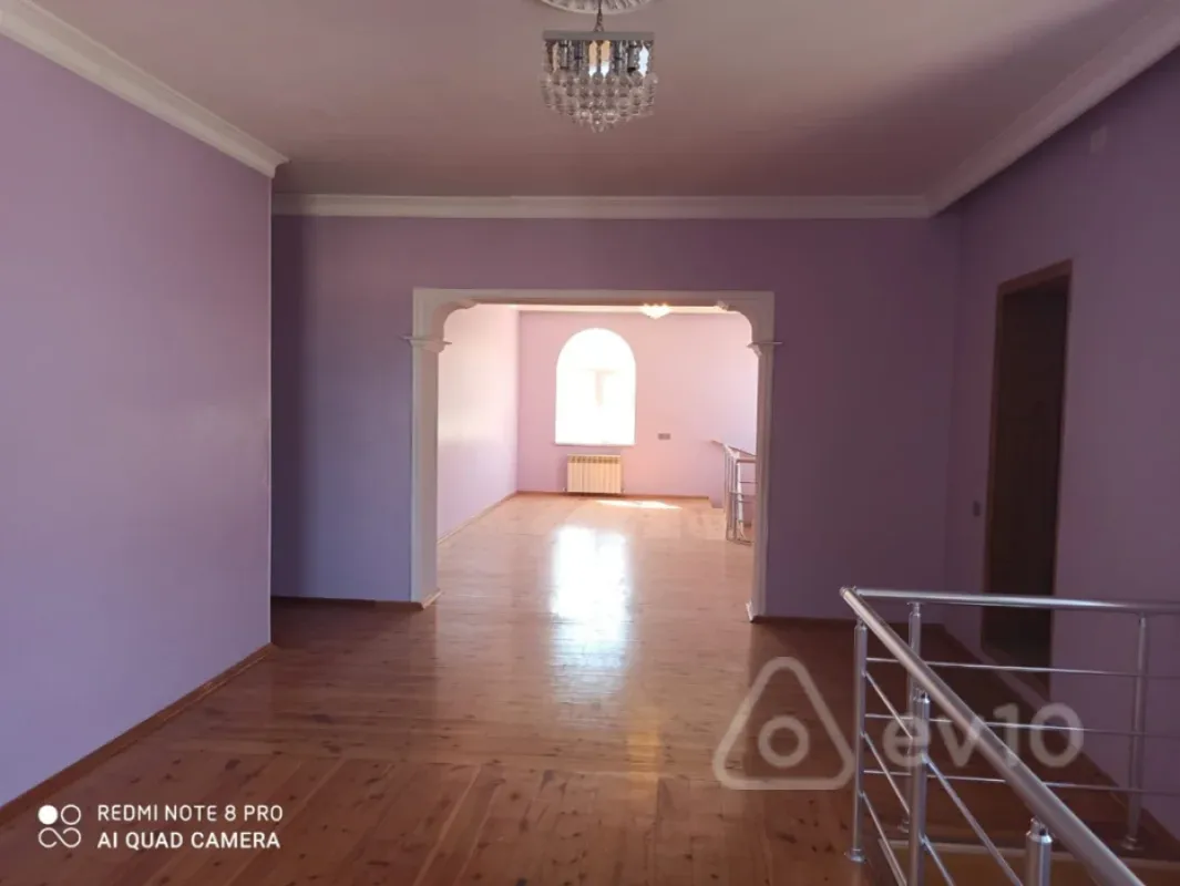 Satılır 8 otaqlı həyət evi 300 m²