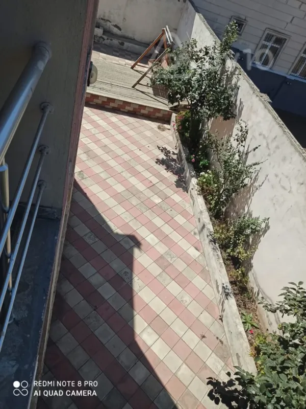 Satılır 8 otaqlı həyət evi 300 m²