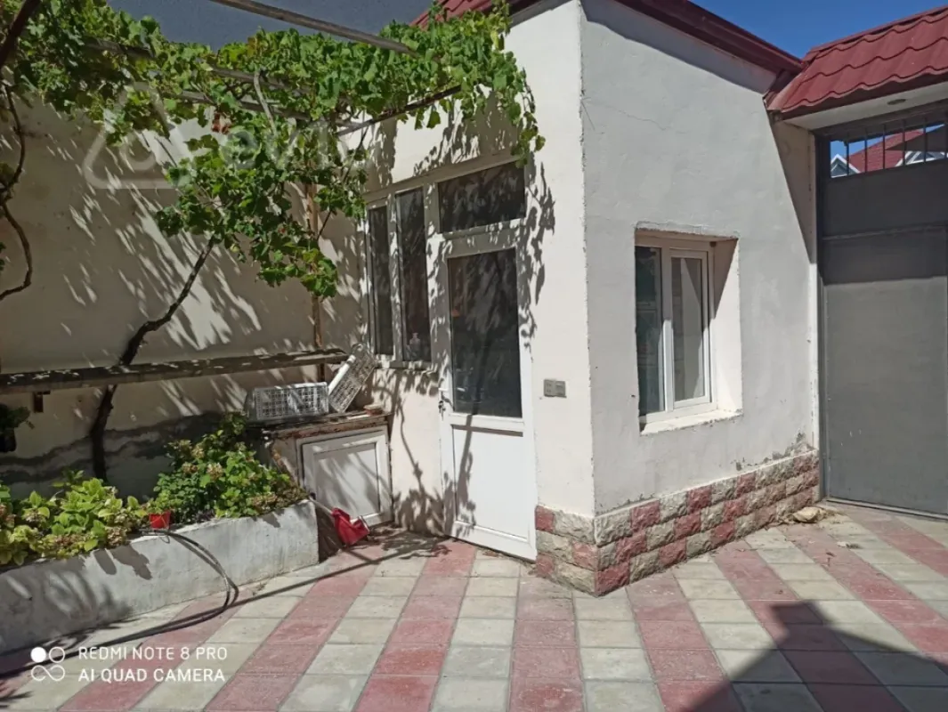 Satılır 8 otaqlı həyət evi 300 m²