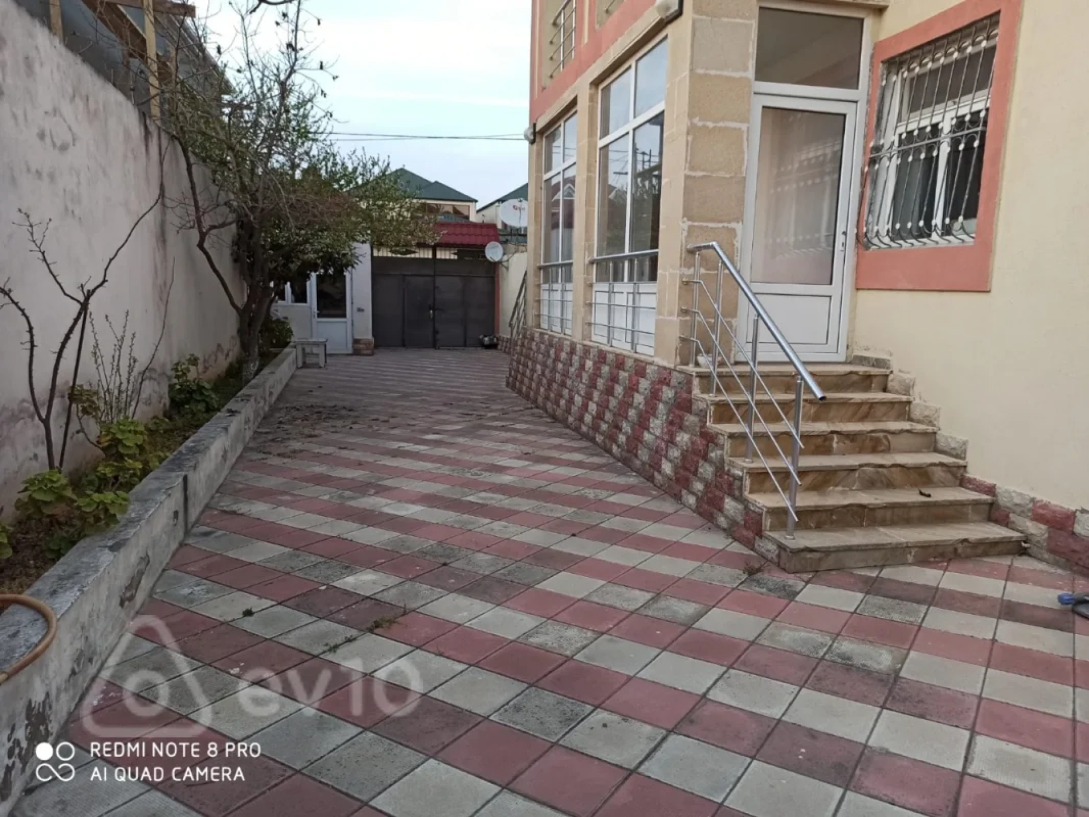Satılır 8 otaqlı həyət evi 300 m²