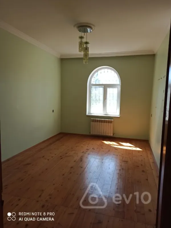 Satılır 8 otaqlı həyət evi 300 m²