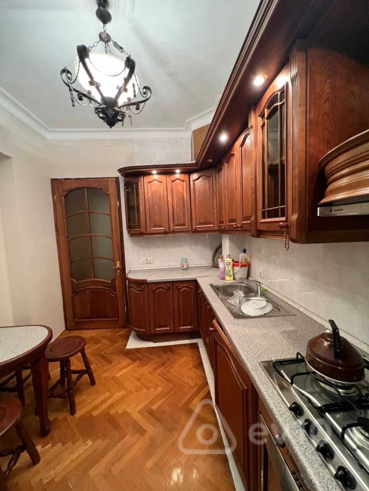 Kirayə verilir 3 otaqlı köhnə tikili 98 m²
