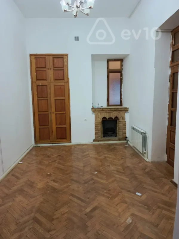 Kirayə verilir 4 otaqlı köhnə tikili 100 m²