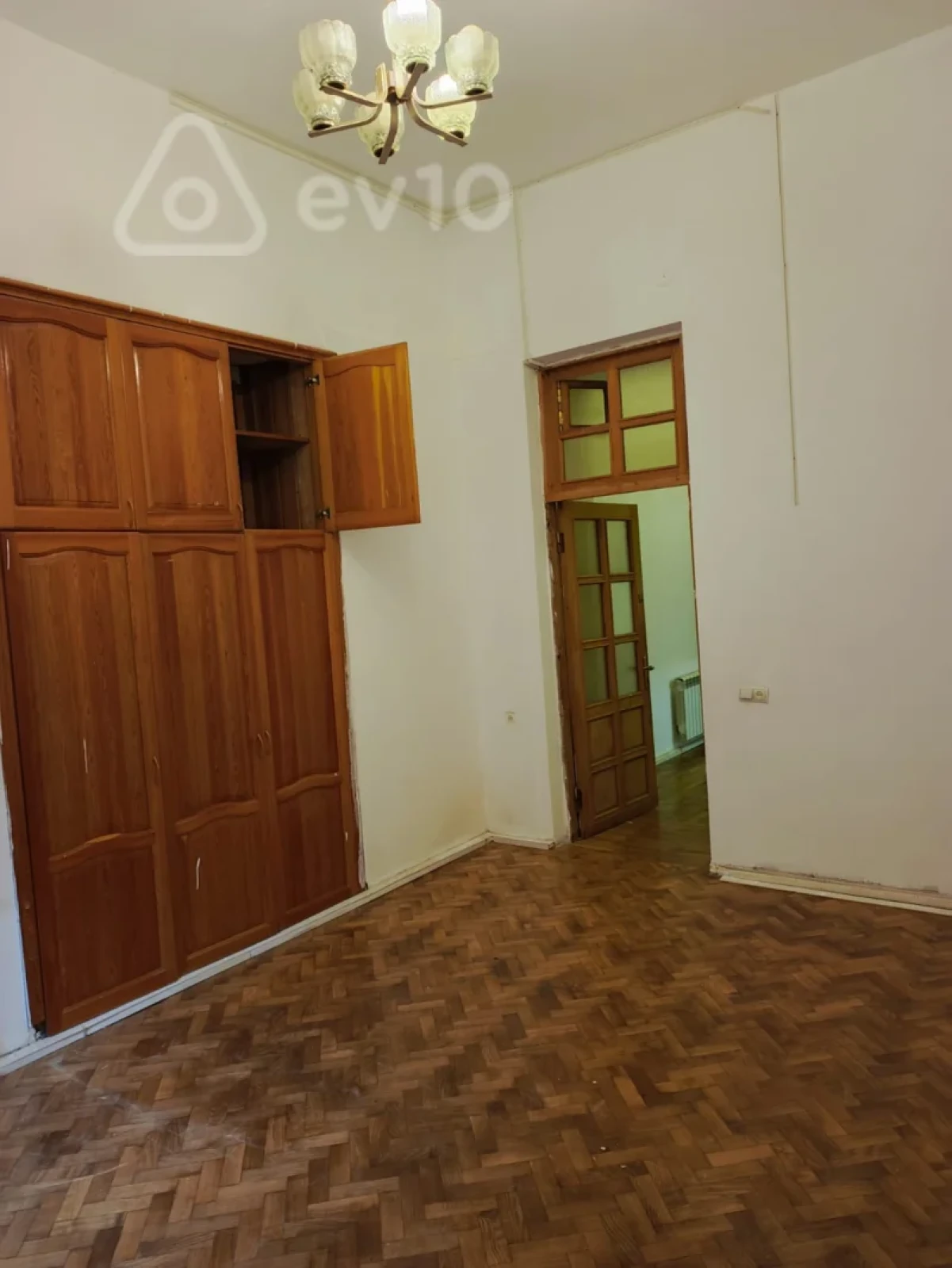 Kirayə verilir 4 otaqlı köhnə tikili 100 m²