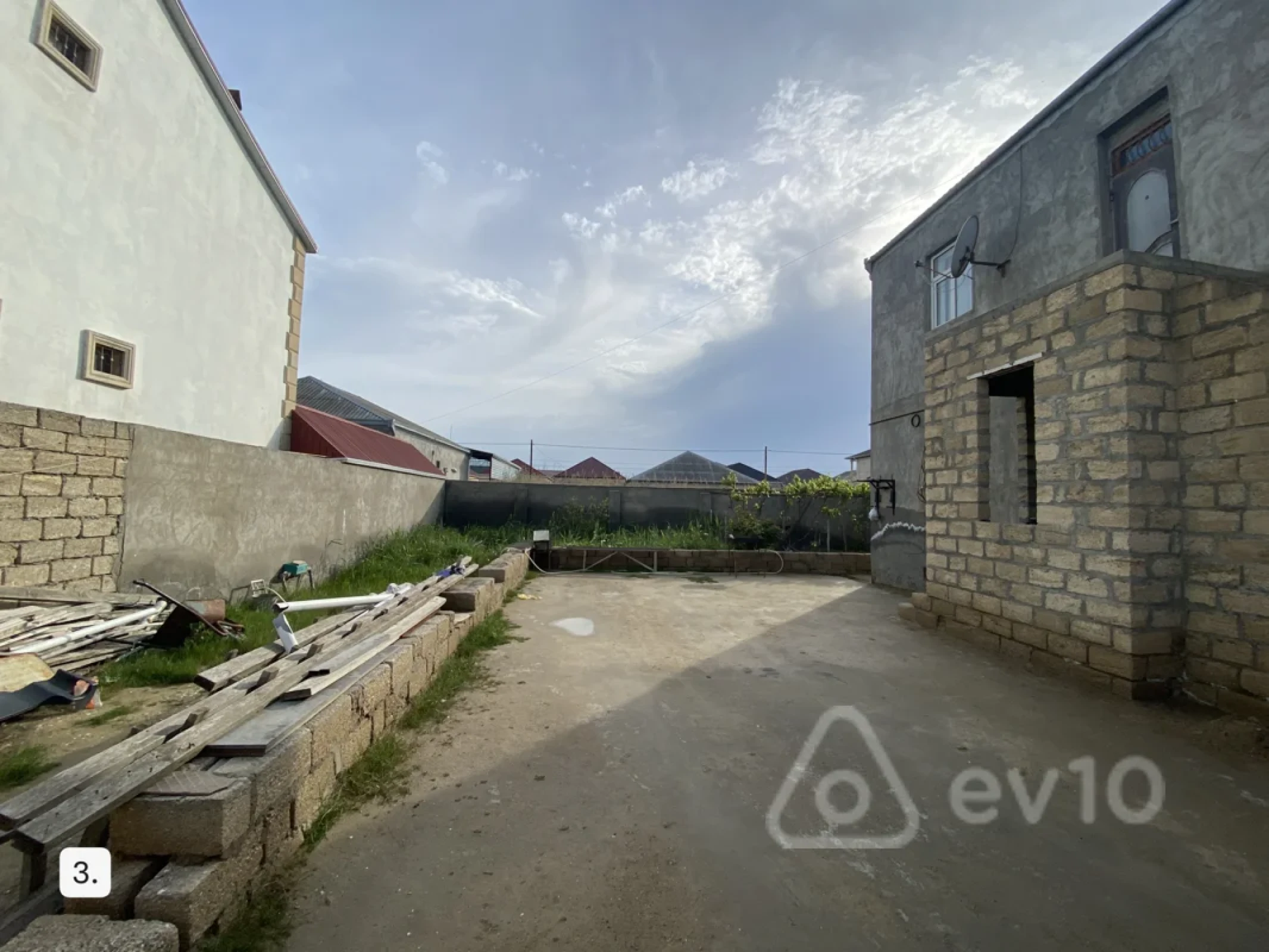Satılır 5 otaqlı həyət evi 200 m²