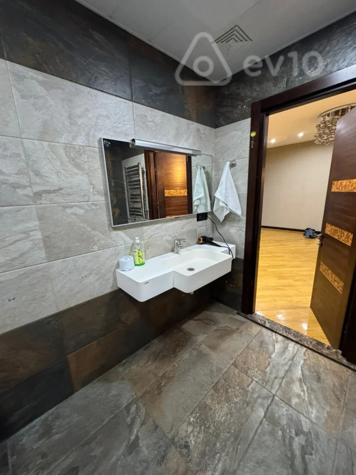 Kirayə verilir 3 otaqlı yeni tikili 170 m²