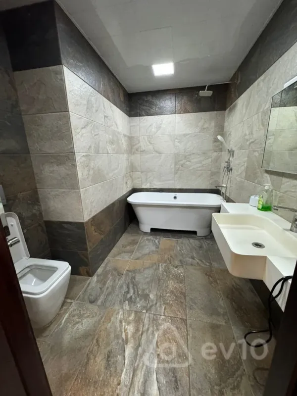 Kirayə verilir 3 otaqlı yeni tikili 170 m²