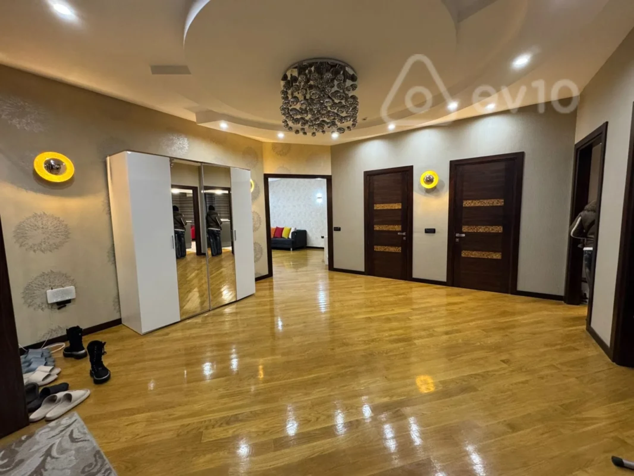 Kirayə verilir 3 otaqlı yeni tikili 170 m²