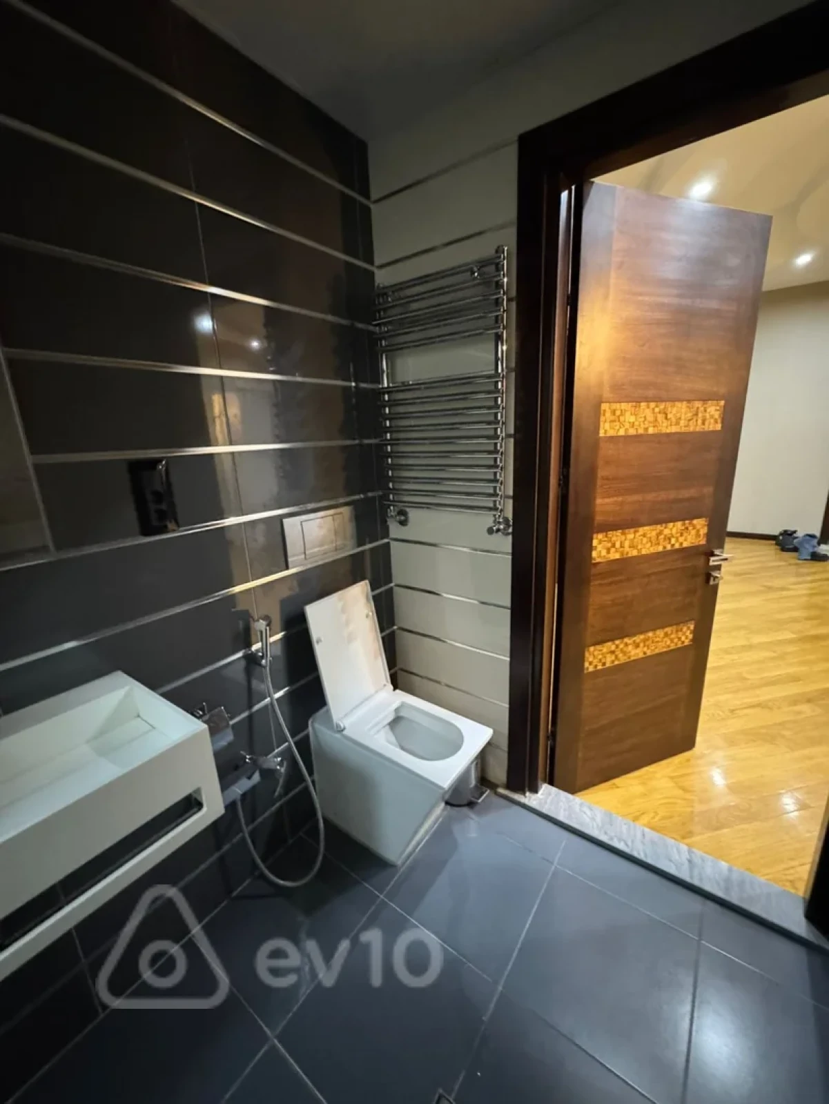 Kirayə verilir 3 otaqlı yeni tikili 170 m²